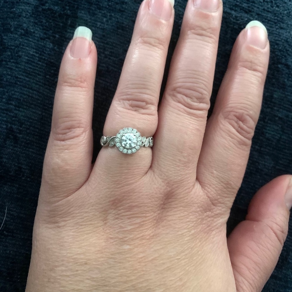 Engagement ring - Picture 4 of 5